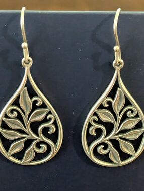 Retired James Avery Leaf Teardrop Earhooks